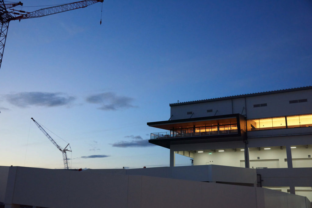 レッドウッド南港DC1 R:Lounge, R:KiDs, ファサード／撮影：吉村昌也