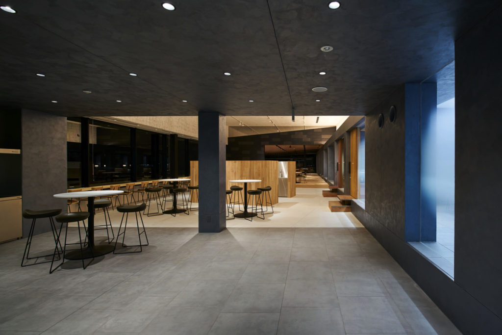 レッドウッド南港DC1 R:Lounge, R:KiDs, ファサード／撮影：吉村昌也